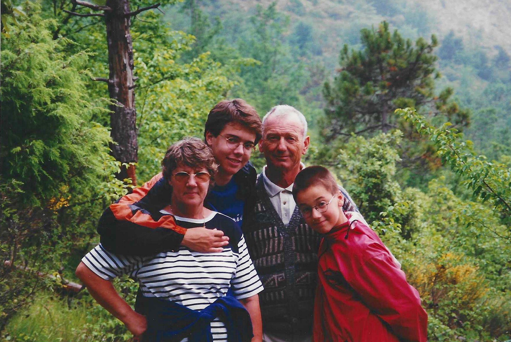 Papy, Mamie, Jérémy et Benjamin au col de la Madonne mai 1997